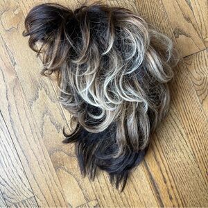 MOTOWN TRESS Kanekalon Wig Highlighted Long Wavy Hair